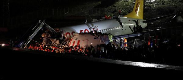 На месте авиапроисшествия самолета Pegasus Airlines во время посадки в стамбульский аэропорт Сабиха Гекчен, Турция. 5 февраля 2020 года - Sputnik Кыргызстан