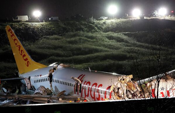 Крушение пассажирского самолета в Стамбуле  - Sputnik Кыргызстан