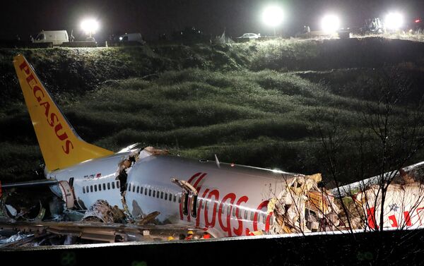 Пассажирский самолет в Стамбуле совершил жесткую посадку, пострадали 52 человека - Sputnik Кыргызстан