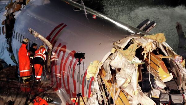 На месте авиапроисшествия самолета Pegasus Airlines во время посадки в стамбульский аэропорт Сабиха Гекчен, Турция. 5 февраля 2020 года - Sputnik Кыргызстан