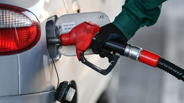 Заправка бензином автомобиля на АЗС. Архивное фото - Sputnik Кыргызстан