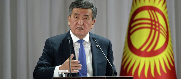 Президент Сооронбай Жээнбеков Ысык-Ата районунун жашоочулары менен жолугушуу учурунда - Sputnik Кыргызстан