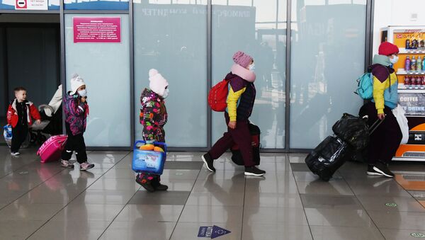 Туристы в аэропорту Владивостока - Sputnik Кыргызстан