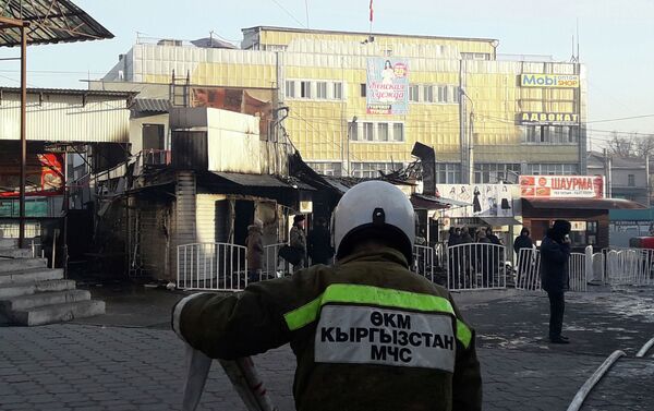 По официальной версии МЧС, загорелся магазин. По словам очевидцев, горели контейнеры, где продавалась одежда. - Sputnik Кыргызстан