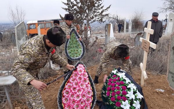 В последний путь его проводили с воинскими почестями, он похоронен на Юго-западном кладбище - Sputnik Кыргызстан