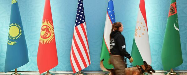 Флаги Кыргызстана, Узбекистана, Таджикистана, Казахстана, Туркменистана и США. Архивное фото - Sputnik Кыргызстан