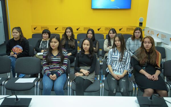 В мероприятии участвовали студенты факультета журналистики Кыргызского национального университета - Sputnik Кыргызстан