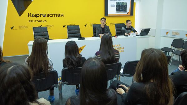 Журналист Sputnik Кыргызстан Бакыт Толканов рассказал студентам, как сотрудники СМИ работают в президентском и правительственном пулах - Sputnik Кыргызстан