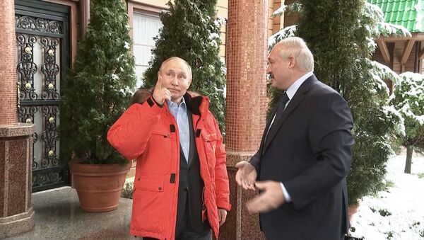 И везет же вам, и снега море — встреча Путина и Лукашенко в Сочи. Видео - Sputnik Кыргызстан