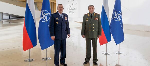 Верховный главнокомандующий Объединенными вооруженными силами НАТО в Европе генерал Тод Уолтерс и начальник Генштаба ВС России генерал армии Валерий Герасимов - Sputnik Кыргызстан