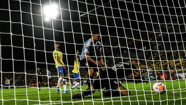 Вратарь молодежной сборной Уругвая Игнасио де Арруабаррена пропускает гол в свои ворота во время матча со сборной Бразилией в Колумбии. 6 февраля 2020 года - Sputnik Кыргызстан