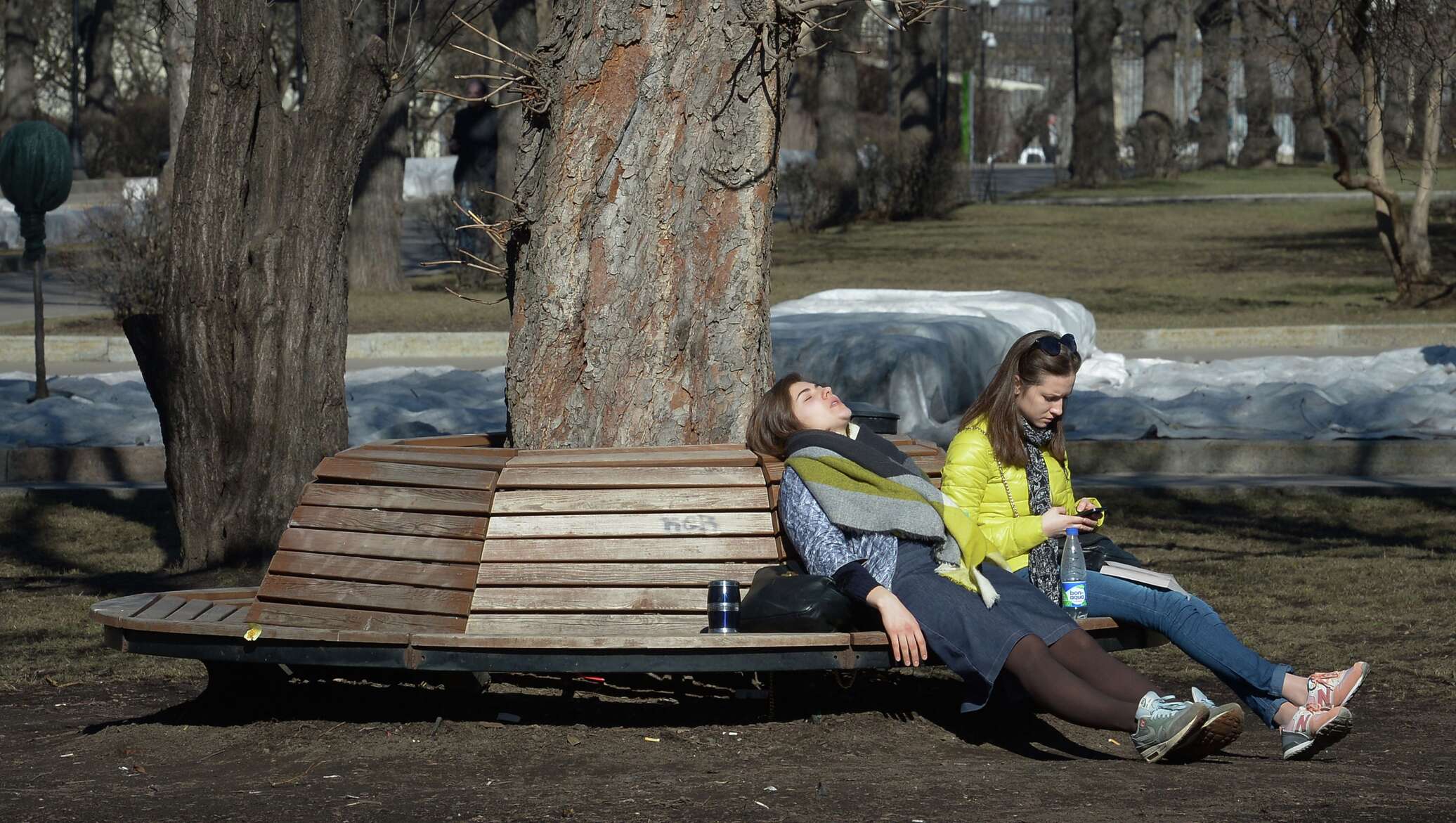 На улице тепло. Фотосессия в парке в марте. Тепло на улице. Фотосессия в апреле на улице. Апрель на улице.