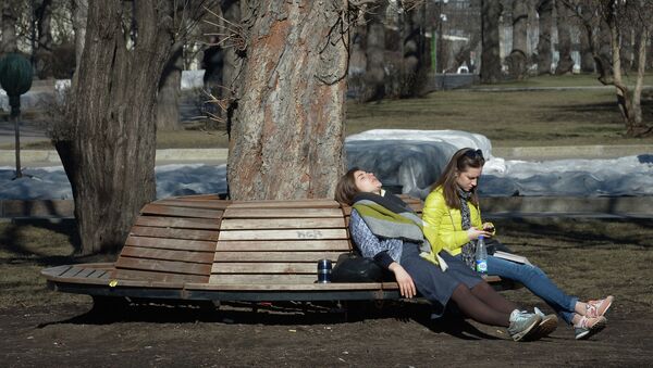 Девушки отдыхают в парке. Архивное фото - Sputnik Кыргызстан