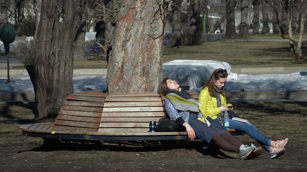 Девушки сидят на скамейке в парке. Архивное фото  - Sputnik Кыргызстан