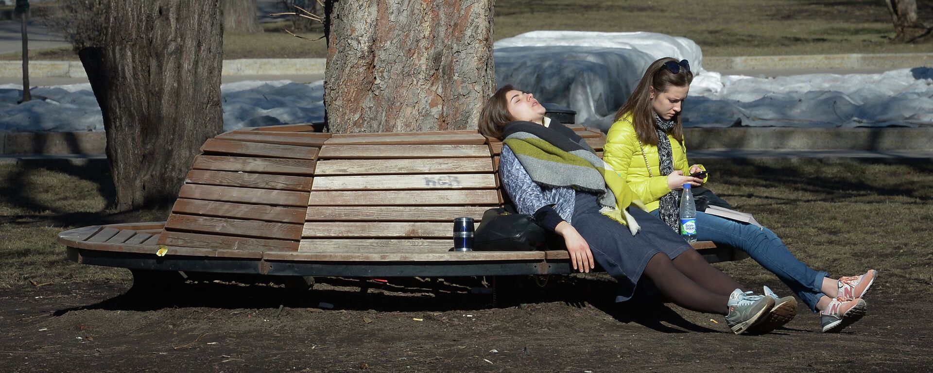 Девушки сидят на скамейке в парке. Архивное фото  - Sputnik Кыргызстан, 1920, 06.03.2024