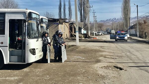 Сотрудники правоохранительных органов Казахстана стоят на страже после беспорядков в приграничных селах Казахстана. 8 февраля 2020 года - Sputnik Кыргызстан