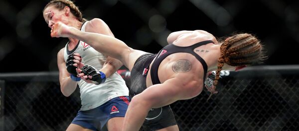 Валентина Шевченко (Кыргызстан) во время боя с Кэтлин Чукагян (США) на UFC 247 в Хьюстоне. 8 февраля 2020 года - Sputnik Кыргызстан