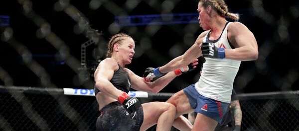 Валентина Шевченко (Кыргызстан) во время боя с Кэтлин Чукагян (США) на UFC 247 в Хьюстоне. 8 февраля 2020 года - Sputnik Кыргызстан