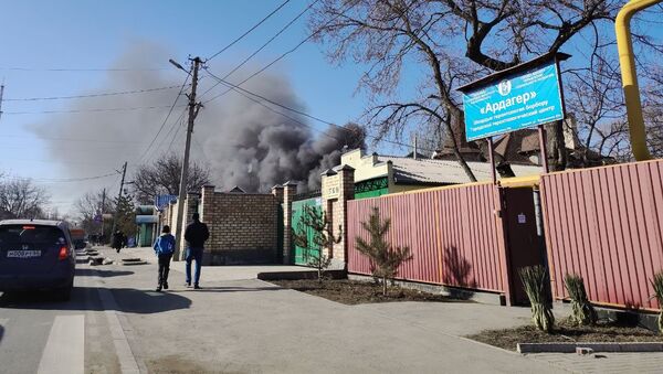 Пожар на пересечении улиц Куренкеева и Абдрахманова - Sputnik Кыргызстан