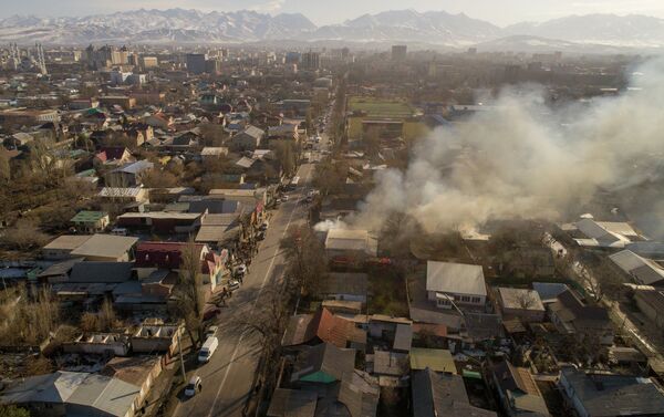 Пожар на СТО в центре Бишкека сняли на дрон - Sputnik Кыргызстан