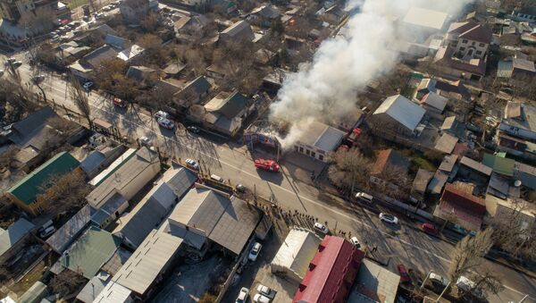 Пожар на пересечении улиц Куренкеева и Абдрахманова  - Sputnik Кыргызстан