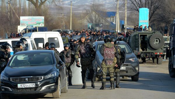 Сотрудники правоохранительных органов Казахстана стоят на страже после беспорядков в приграничных селах Казахстана. 8 февраля 2020 года - Sputnik Кыргызстан