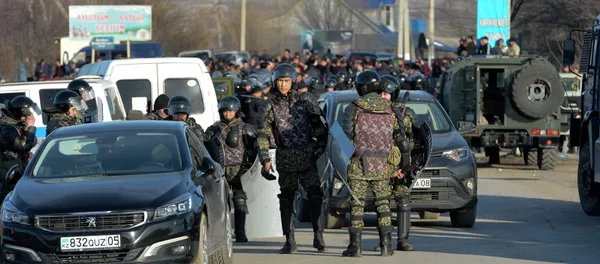 Сотрудники правоохранительных органов Казахстана стоят на страже после беспорядков в приграничных селах Казахстана. 8 февраля 2020 года - Sputnik Кыргызстан