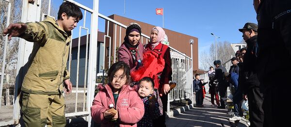 Жители сел Сортобе и Масанчи Кордайского района Жамбылской области Казахстана покидают Кыргызстан, после массовых беспорядков в приграничных селах Казахстана. 8 февраля 2020 года - Sputnik Кыргызстан