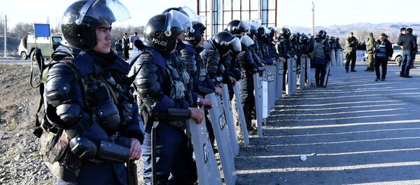 Сотрудники правоохранительных органов Казахстана стоят на страже после беспорядков в приграничных селах Казахстана. 8 февраля 2020 года - Sputnik Кыргызстан