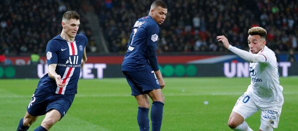 Защитник Лиона Фернандо Марсал и нападающий Пари Сен-Жермен Килиан Мбаппе во время матча в рамках чемпионата Франции по футболу в Париже. 9 февраля 2020 года - Sputnik Кыргызстан