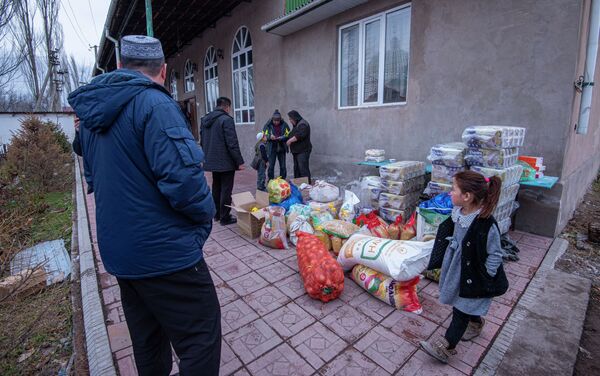 Кыргызстанцы активно собирают гуманитарную помощь - Sputnik Кыргызстан