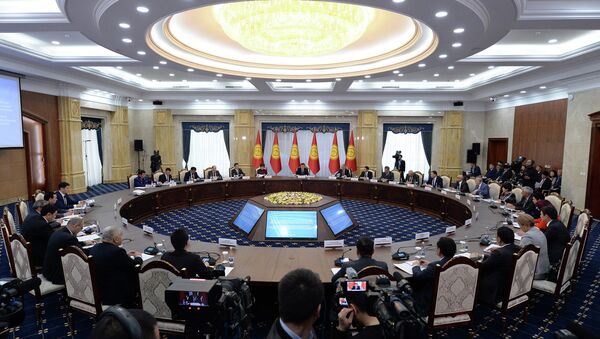Президент Кыргызстана Сооронбай Жээнбеков на втором заседании Комитета по развитию промышленности и предпринимательства при Национальном Совете по устойчивому развитию КР - Sputnik Кыргызстан