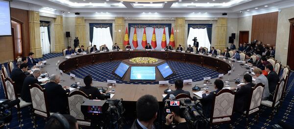 Президент Кыргызстана Сооронбай Жээнбеков на втором заседании Комитета по развитию промышленности и предпринимательства при Национальном Совете по устойчивому развитию КР Президент Кыргызстана Сооронбай Жээнбеков на втором заседании Комитета по развитию промышленности и предпринимательства при Национальном Совете по устойчивому развитию КР - Sputnik Кыргызстан