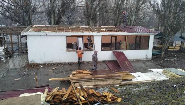 Сотрудники мэрии Бишкека демонтировали небольшую шашлычную, незаконно установленную на пересечении улиц 7 Апреля и Кийизбаева - Sputnik Кыргызстан