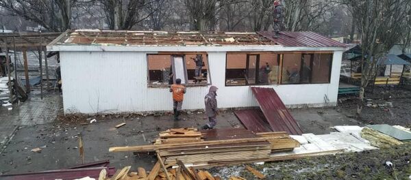 Сотрудники мэрии Бишкека демонтировали небольшую шашлычную, незаконно установленную на пересечении улиц 7 Апреля и Кийизбаева - Sputnik Кыргызстан