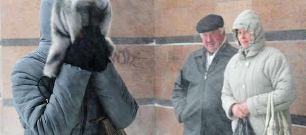 Девушка, укрытая капюшоном во время сильного ветра. Архивное фото Девушка, укрытая капюшоном во время сильного ветра. Архивное фото - Sputnik Кыргызстан