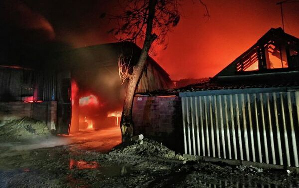 Огонь перекинулся на соседние дома, но пламя удалось локализовать в 23:28. - Sputnik Кыргызстан