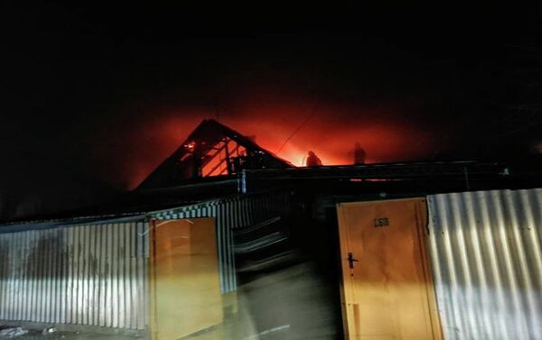 Пожар на складе горюче-смазочных материалов в столице локализован - Sputnik Кыргызстан