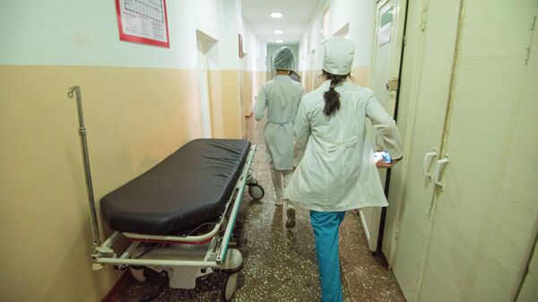 Врачи идут по коридору национального центра онкологии в Бишкеке. Архивное фото - Sputnik Кыргызстан