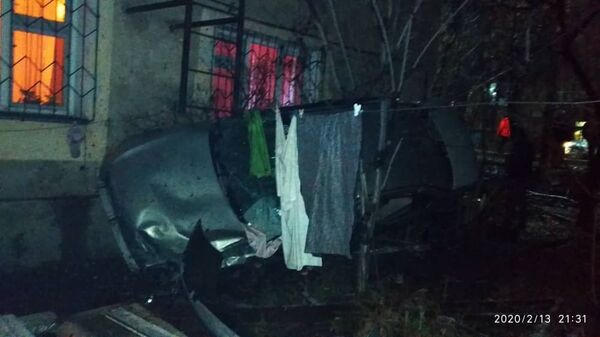 Дубалга чыгып кептелип калган Nissan. Бишкектеги кырсыктын видео, сүрөттөрү - Sputnik Кыргызстан