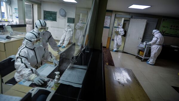 Медицинские работники работают в изолированном отделении куда поступают пациенты с подозрением на коронавирус, город Ухань, Китай. 8 февраля 2020 года - Sputnik Кыргызстан