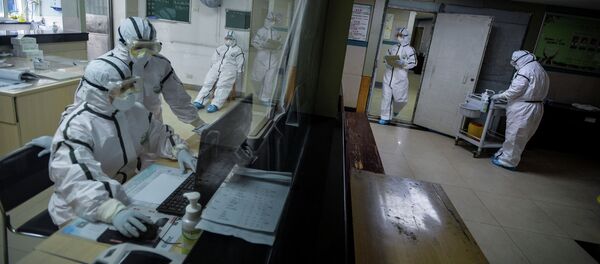 Медицинские работники работают в изолированном отделении куда поступают пациенты с подозрением на коронавирус, город Ухань, Китай. 8 февраля 2020 года - Sputnik Кыргызстан