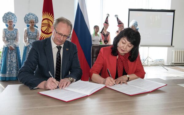 В рамках мероприятия состоялось подписание меморандума о сотрудничестве Национальной библиотеки Кыргызстана с Российской газетой в КР. - Sputnik Кыргызстан