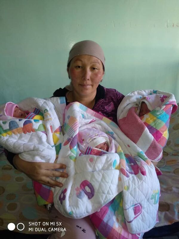 Бишкекте 37 жаштагы аял үч эм төрөдү. Сүрөт - Sputnik Кыргызстан