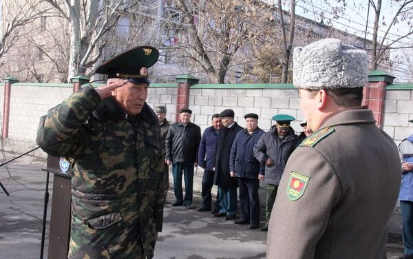 Глава ГПС Уларбек Шаршеев поздравил ветеранов с праздником. - Sputnik Кыргызстан