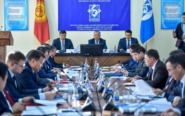 Среди бишкекских учителей необходимо повысить дисциплину, заявил первый вице-премьер-министр Кубатбек Боронов - Sputnik Кыргызстан