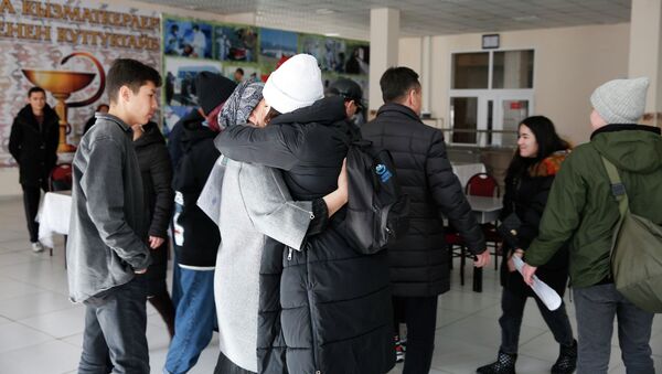 Прибывших из Китая 18 студентов отпустили домой после двухнедельного карантина - Sputnik Кыргызстан