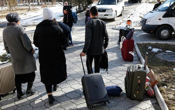 Бардык студенттер 2-февраль күнү аэропорттогу кароодон өткөндөн кийин Бишкектин четиндеги карантин аймагына жеткирилген - Sputnik Кыргызстан