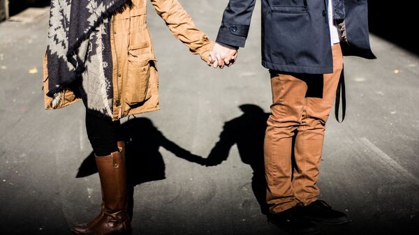 Мужчина и женщина держаться за руки. Архивное фото - Sputnik Кыргызстан
