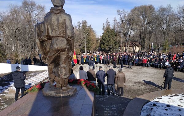 В Бишкеке воины-афганцы почтили память своих погибших товарищей и возложили к мемориалу цветы - Sputnik Кыргызстан